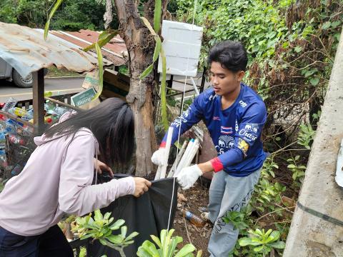 ลงพื้นที่เก็บขยะอันตราย เช่น หลอดไฟ ถ่านไฟฉาย ขวดสเปรย์ในพื้นที่ตำบลโคกว่านเพื่อนำไปกำจัดให้ถูกวิธี