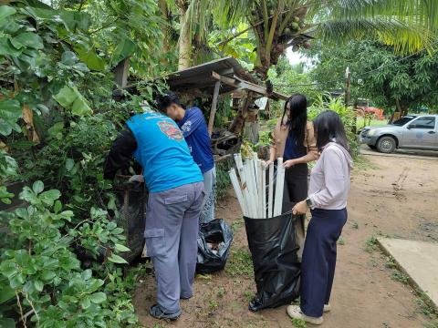 ลงพื้นที่เก็บขยะอันตราย เช่น หลอดไฟ ถ่านไฟฉาย ขวดสเปรย์ในพื้นที่ตำบลโคกว่านเพื่อนำไปกำจัดให้ถูกวิธี