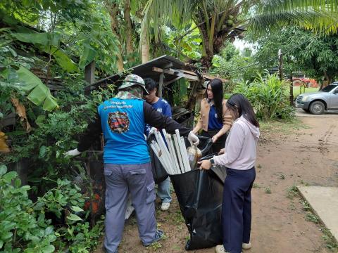 ลงพื้นที่เก็บขยะอันตราย เช่น หลอดไฟ ถ่านไฟฉาย ขวดสเปรย์ในพื้นที่ตำบลโคกว่านเพื่อนำไปกำจัดให้ถูกวิธี
