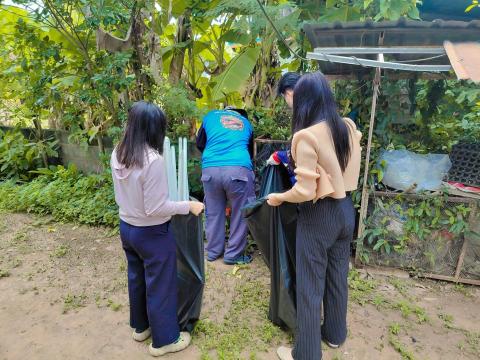 ลงพื้นที่เก็บขยะอันตราย เช่น หลอดไฟ ถ่านไฟฉาย ขวดสเปรย์ในพื้นที่ตำบลโคกว่านเพื่อนำไปกำจัดให้ถูกวิธี