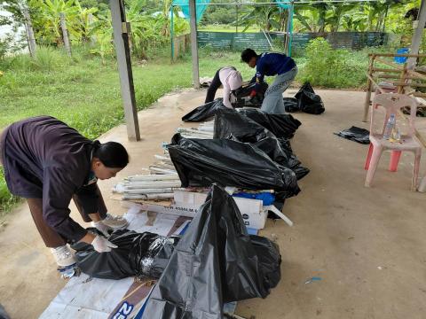 ลงพื้นที่เก็บขยะอันตราย เช่น หลอดไฟ ถ่านไฟฉาย ขวดสเปรย์ในพื้นที่ตำบลโคกว่านเพื่อนำไปกำจัดให้ถูกวิธี