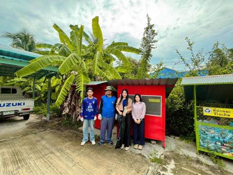 ลงพื้นที่เก็บขยะอันตราย เช่น หลอดไฟ ถ่านไฟฉาย ขวดสเปรย์ในพื้นที่ตำบลโคกว่านเพื่อนำไปกำจัดให้ถูกวิธี