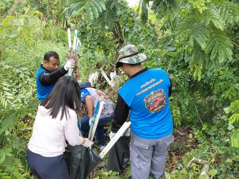 ลงพื้นที่เก็บขยะอันตราย เช่น หลอดไฟ ถ่านไฟฉาย ขวดสเปรย์ในพื้นที่ตำบลโคกว่านเพื่อนำไปกำจัดให้ถูกวิธี