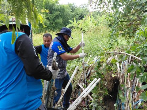 ลงพื้นที่เก็บขยะอันตราย เช่น หลอดไฟ ถ่านไฟฉาย ขวดสเปรย์ในพื้นที่ตำบลโคกว่านเพื่อนำไปกำจัดให้ถูกวิธี