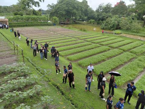 วันที่ 4 กรกฎาคม 2569 ศึกษาดูงานและรับฟังการบรรยายเรื่อง เศรษฐกิจพอเพียงและโคกหนองนาโมเดลของศูนย์ การเรียนรู้โครงการพระราชทานฯ จากเรือนจำชั่วคราวเขาไม้แก้ว