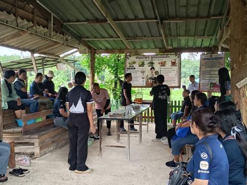 วันที่ 4 กรกฎาคม 2569 ศึกษาดูงานและรับฟังการบรรยายเรื่อง เศรษฐกิจพอเพียงและโคกหนองนาโมเดลของศูนย์ การเรียนรู้โครงการพระราชทานฯ จากเรือนจำชั่วคราวเขาไม้แก้ว
