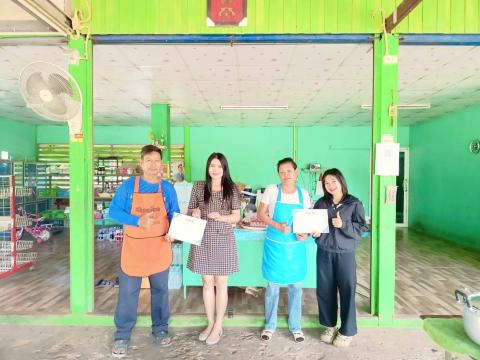 ลงพื้นที่เพื่อมอบเกียรติบัตรสำหรับร้านค้าที่เข้าร่วมโครงการลดละเลิกใช้โฟมและบรรจุภัณฑ์ชนิดพลาสติกใช้ครั้งเดียวทิ้ง (Single-use Plastics)