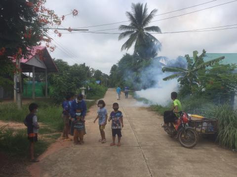 พ่นหมอกควันเพื่อกำจัดยุงลาย หมู่ 7 บ้านหนองหมี