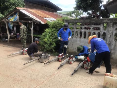 พ่นหมอกควันเพื่อกำจัดยุงลาย หมู่ 11 และหมู่ 4 บ้านหนองถนน