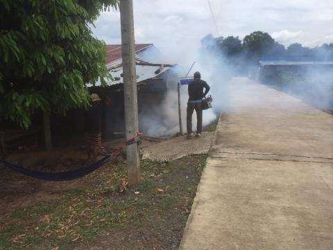 พ่นหมอกควันเพื่อกำจัดยุงลาย หมู่ 11 และหมู่ 4 บ้านหนองถนน