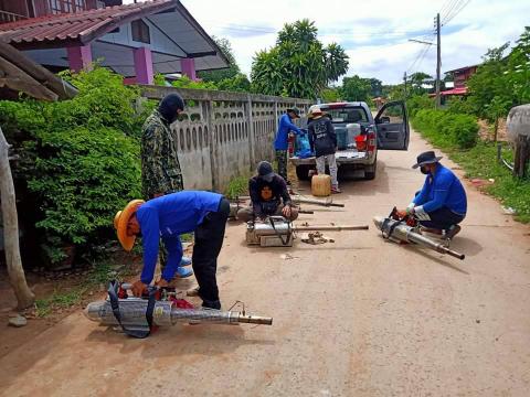 พ่นหมอกควันเพื่อกำจัดยุงลาย หมู่ 11 และหมู่ 4 บ้านหนองถนน